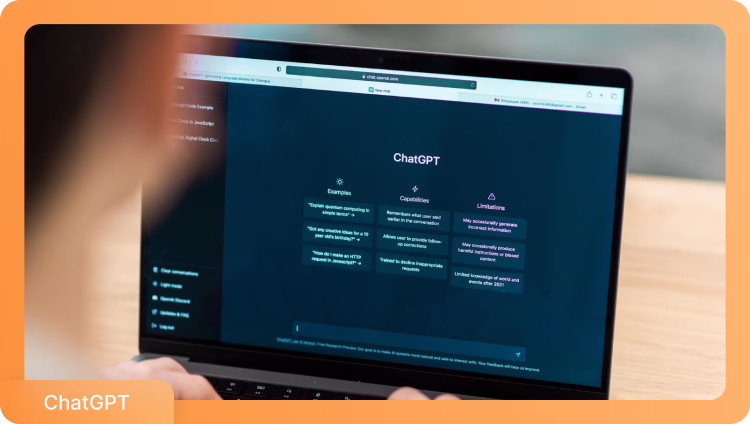 Interfaz de ChatGPT mostrada en una laptop con secciones de Ejemplos, Capacidades y Limitaciones para herramientas de escritura de ensayos con IA.