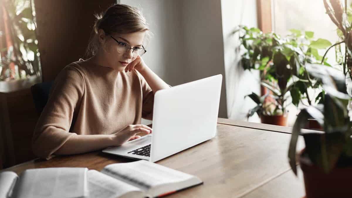 femeie rezumând o poveste pe computerul ei