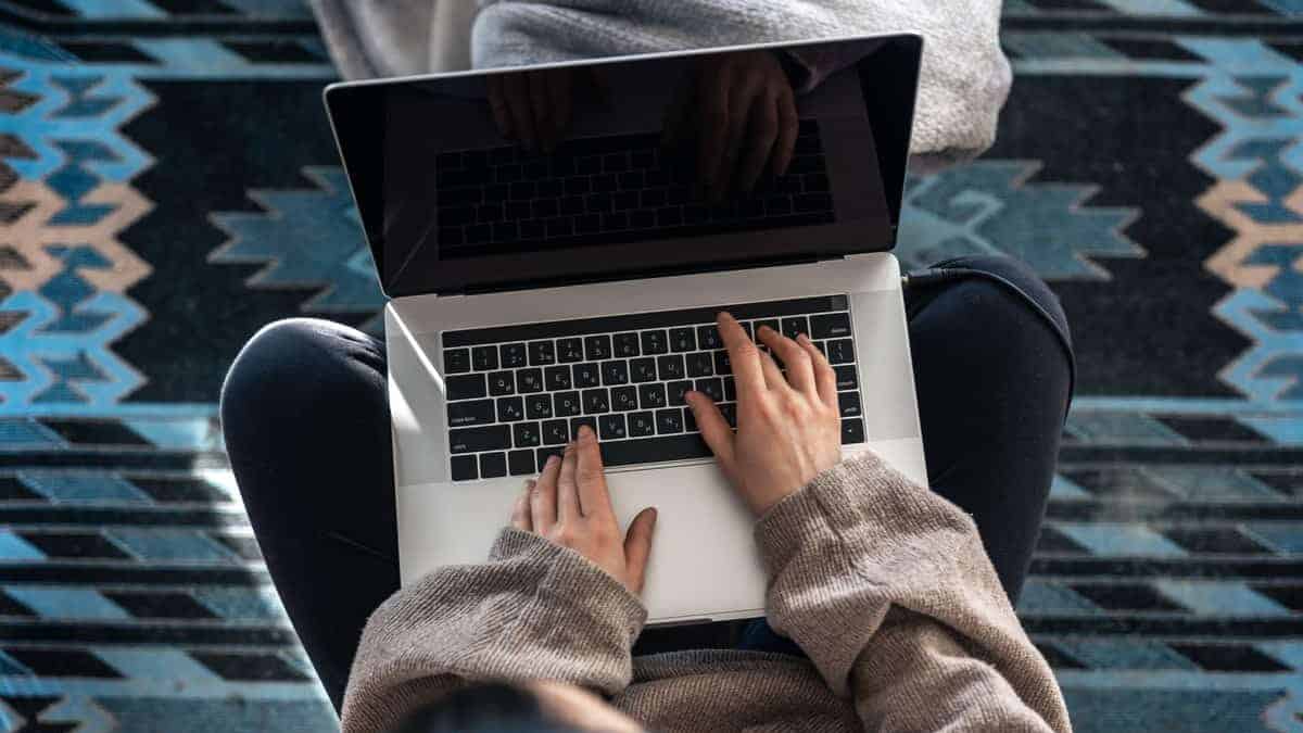 wanita menulis cerita di komputer