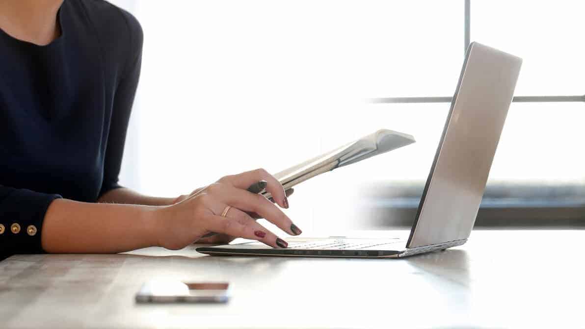kvinne som skriver en e-post på den bærbare datamaskinen